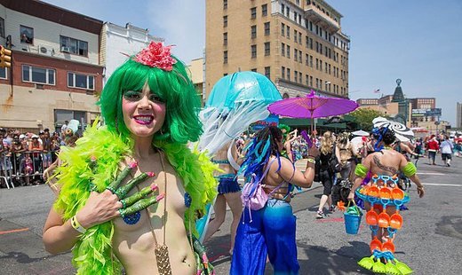 В нью-йоркском параде русалок поучаствовали свыше 3 тыс человек