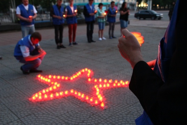 В Луганске зажгли «Свечи памяти»