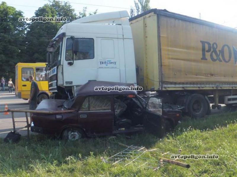 ДТП в Кировограде: водитель ВАЗа не уступил грузовику и отправился в больницу... ФОТО