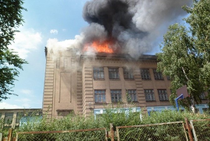 В Запорожье тушили школу больше трех часов