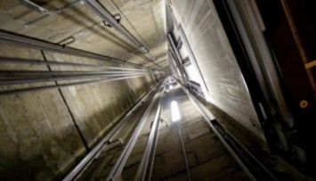 В Москве рабочий упал в шахту лифта при строительстве школы
