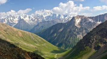 В горах Кабардино-Балкарии обнаружили висящего на скале бейсджампера