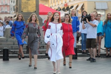 В Одессе на открытии Вышиванкового фестиваля дефилировали модные одесситы (ФОТО)