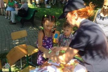 В полтавском парке полицейские раздавали ленты