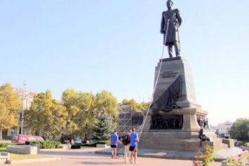 Памятник адмиралу Нахимову в Севастополе засверкал от чистоты