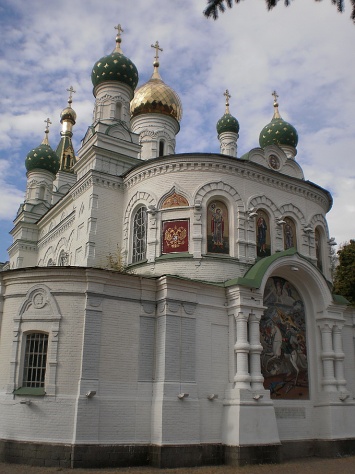 В Полтаве закрасили фрески на храме с Петром I, топчущим желто-синий флаг