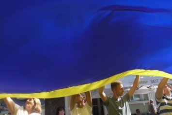 В Полтаве ко Дню государственного флага прошел грандиозный флешмоб