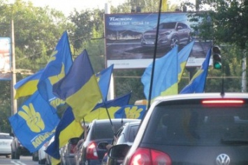 В Полтаве ко Дню государственного флага прошел патриотический автопробег (ФОТО)