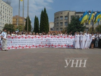 Шествие с 25-ти метровым рушныком финишировало на площади перед горсоветом в Кропивницком