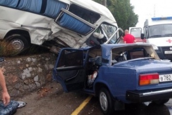 Жуткое ДТП под Алуштой: ВАЗ «загнал» микроавтобус на опорную стену (ФОТО, ВИДЕО)