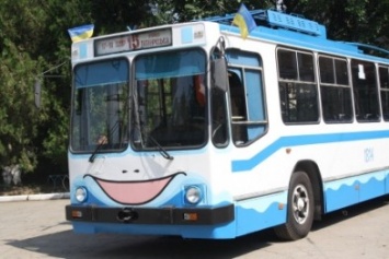 В Мариуполе на линию вывели улыбающийся троллейбус (ФОТО)