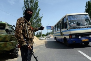 Боевики "ДНР" на своих блокпостах ужесточили проверки выезжающих - читают смс и мэйлы на мобильных