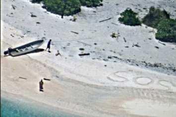 Американские военные спасли двух "робинзонов" благодаря надписи SOS на песке