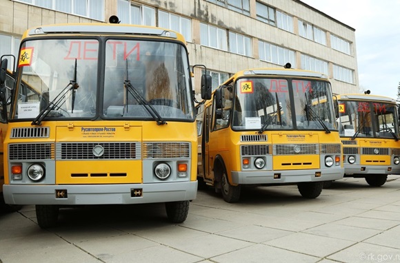 Власти Крыма передали муниципальным образованиям 82 школьных автобуса