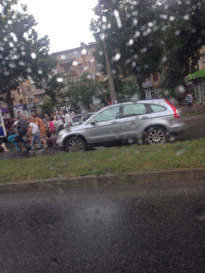 В центре Запорожья сбили двух девушек: водитель скрылся