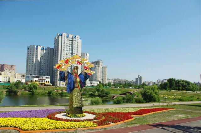 Проспект Бажана украсила цветочная скульптура Матери-Берегини