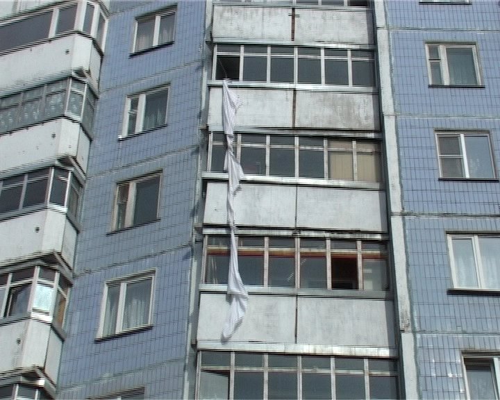 Мужчина разбился, спускаясь с балкона по простыням в РФ