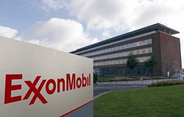 Американская компания ExxonMobil остановила добычу нефти на 3-х платформах