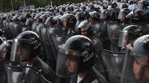 В Ереване между протестующими и полицией стали депутаты