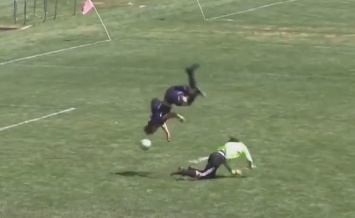 Футбол: Игрок школьной команды сделал сальто через вратаря и забил гол