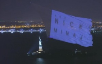 В Нью-Йорке растянули самый большой экран