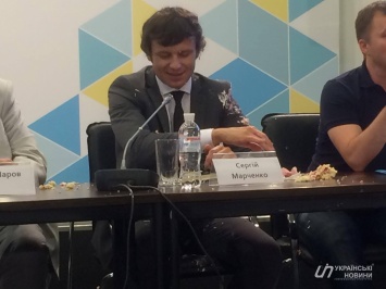 В замминистра финансов Марченко бросили торт на пресс-конференции