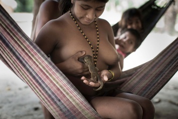 Традиция грудного вскармливания в этом племени просто ошеломляет!