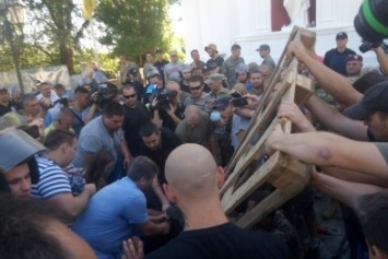 Как на крови мирный протестующих в Одессе очищали место для праздника (ФОТО)