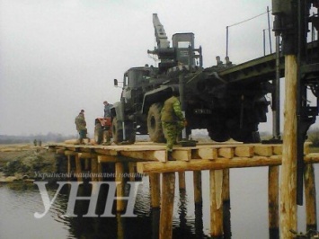 Военные начали строить уже третий мост для селян в Ровенской области