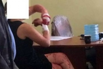 Россиянка во Львове разгромила РАГС и плеснула в работницу кислотой