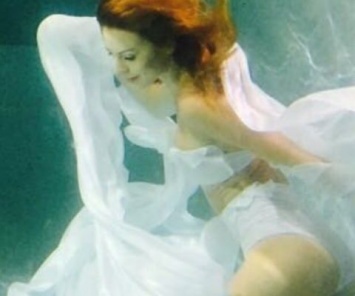 Владимир Пресняков опубликовал фотоснимок жены под водой