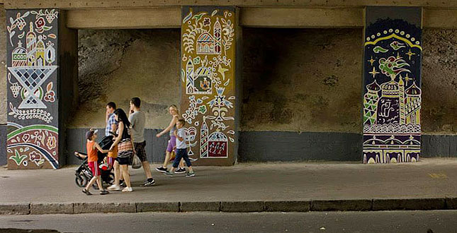В Голосеево разрисовали опоры путепровода