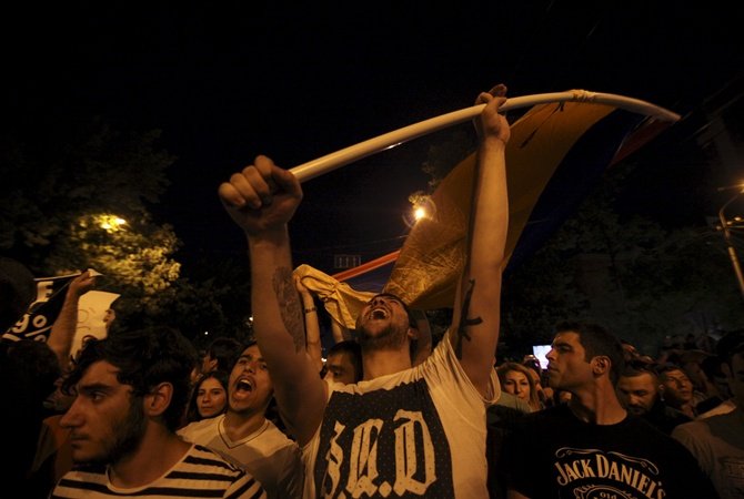 Еще четыре города Армении охватили протесты