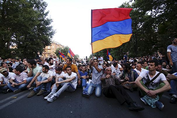 Протестующие не покидают улицы Еревана