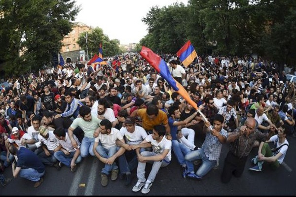 WSJ: Протесты в Армении напоминают украинский Майдан