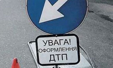 Неустановленный автомобиль сбил мотоцикл. Травмированы водитель и пассажирка