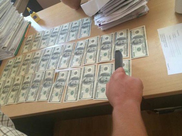 В Одессе налоговиков задержали во время получения взятки