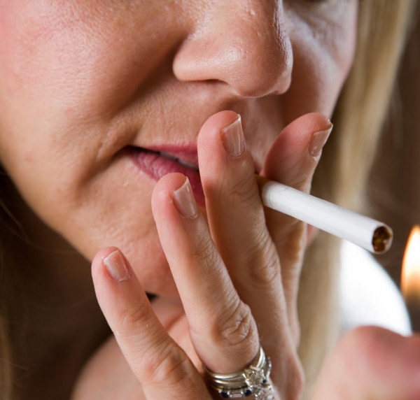 Ученые: От рака груди чаще умирают молодые курящие женщины