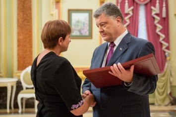 Порошенко вручил ордена Героя Украины матерям двух погибших бойцов АТО