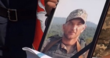 В Черкассах похоронили бойца, который погиб от взрыва миномета на Широком Лане