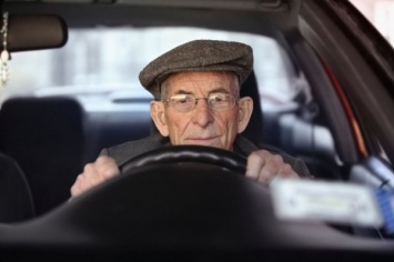 Ученые: Пожилые водители внимательнее на дорогах