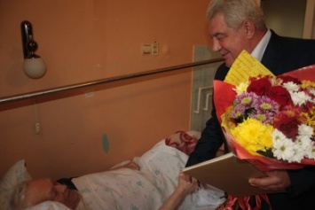 Почетного жителя города мэр Бахмута навестил в больнице