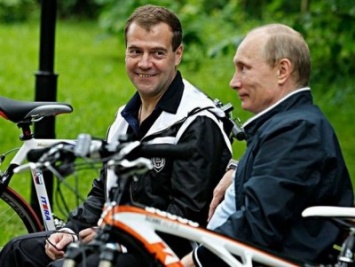 Медведев: В каждой российской семье есть автомобиль