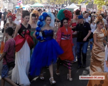 В Николаеве невесты прошли парадом по главной улице, а байкеры сыграли свадьбу. ФОТО