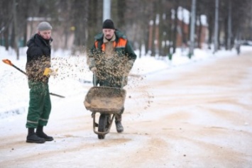 Зимой дороги Покровска (Красноармейска) будут посыпать гравием или речным песком