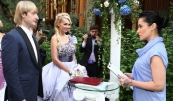 Яна Рудковская и Евгений Плющенко отмечают седьмую годовщину свадьбы
