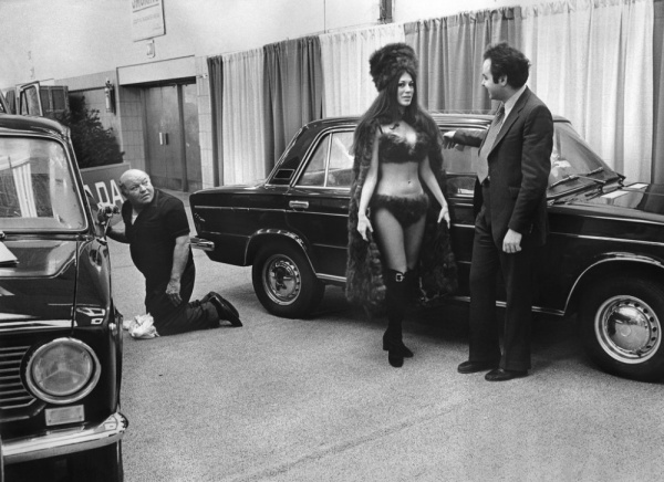 Редкое фото Лады и девушки в бикини на Нью-Йоркском автосалоне 1973