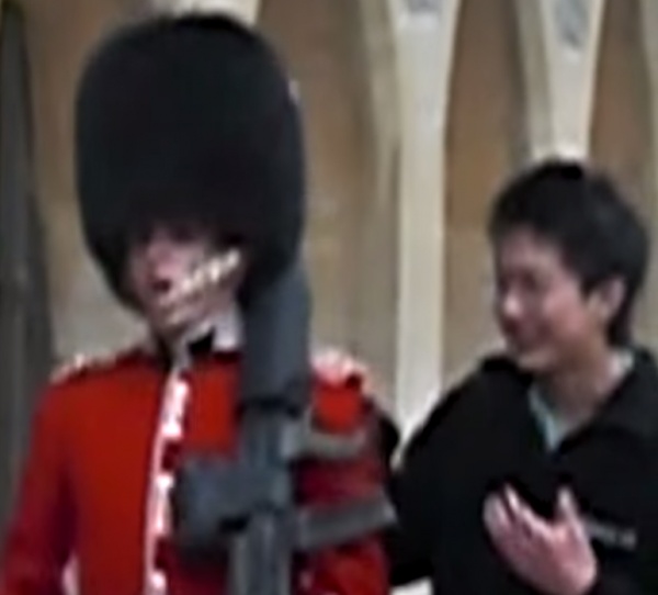 Королевский гвардеец стал звездой YouTube, испугав туриста-шутника винтовкой