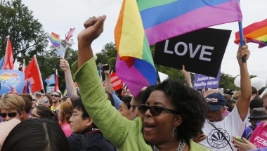 США: Консерваторы критикуют решение Верховного суда об однополых браках