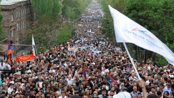 В Ереване вечером и ночью прошла самая массовая акция с начала протестов